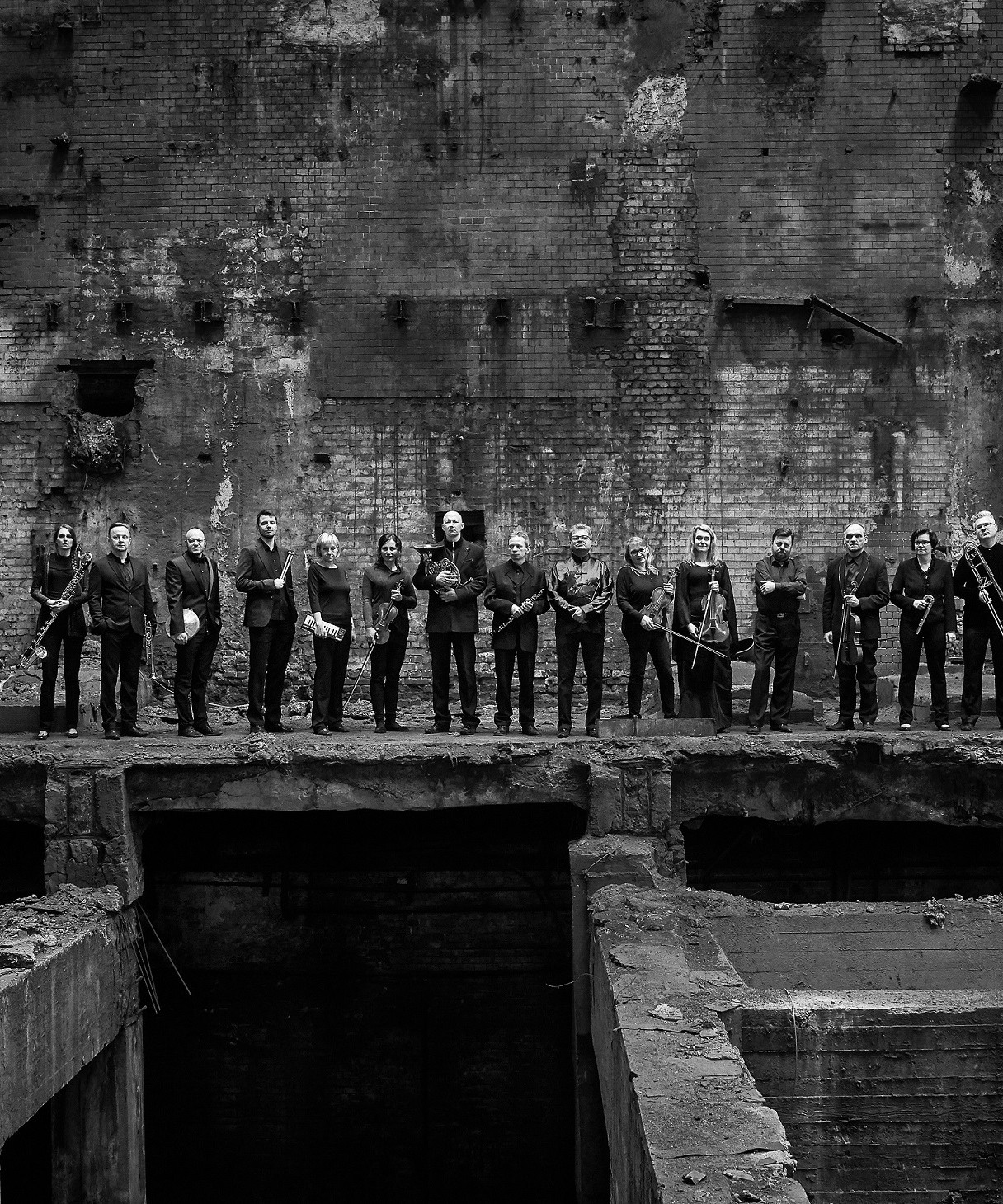 Zdjęcie grupowe zespołu Orkiestry Muzyki Nowej